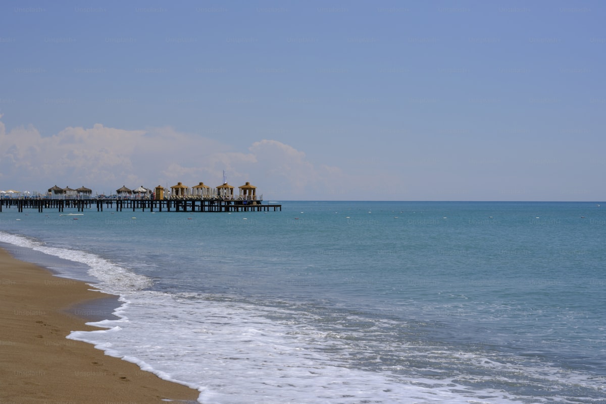 Ilustracyjne zdjęcie molo nad morzem