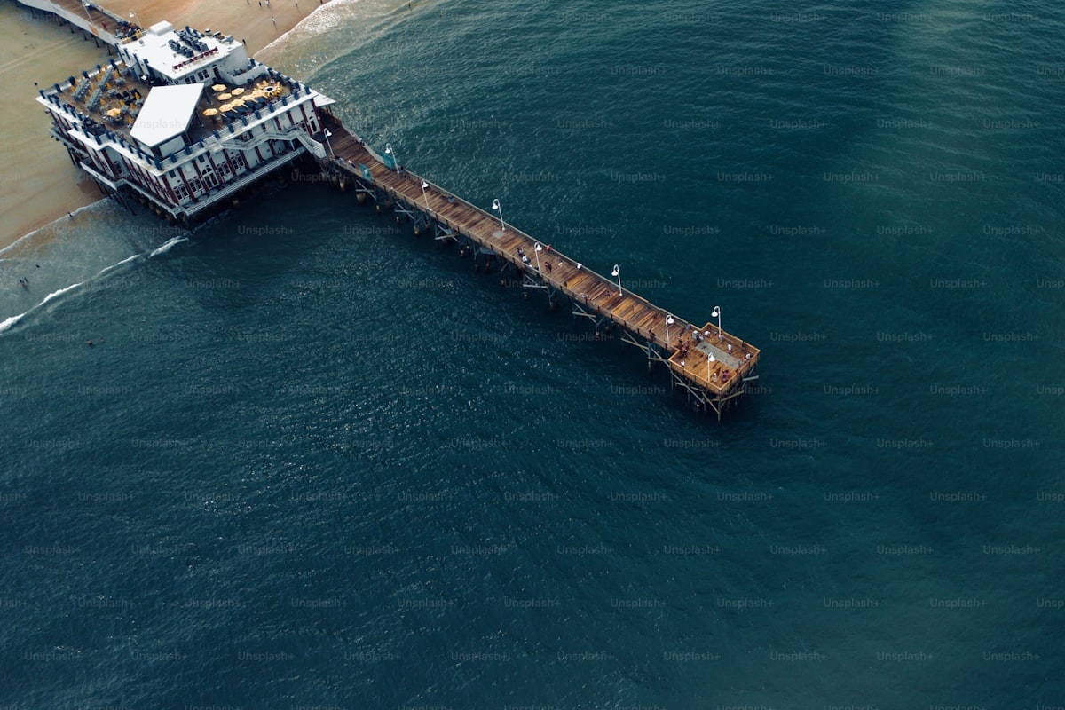 Ilustracyjne zdjęcie molo nad morzem